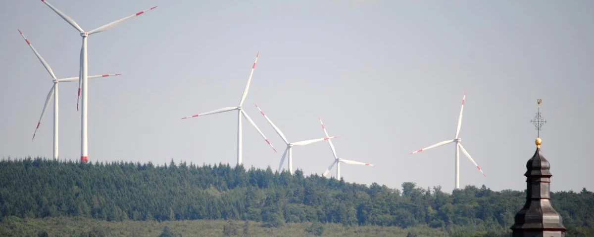 Windräder und Kirchturm