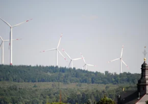 Windräder und Kirchturm